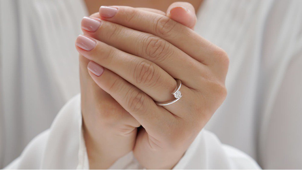 Anel de Noivado Mini Mies I (mão)