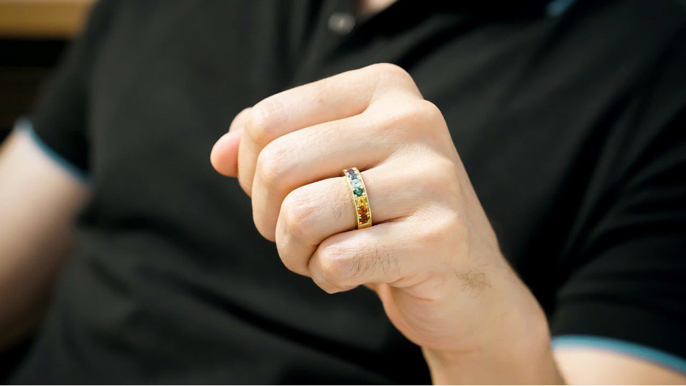 Aliança Rainbow II (mão masculina)